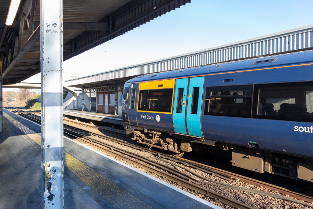 class 375 at new hythe railway station